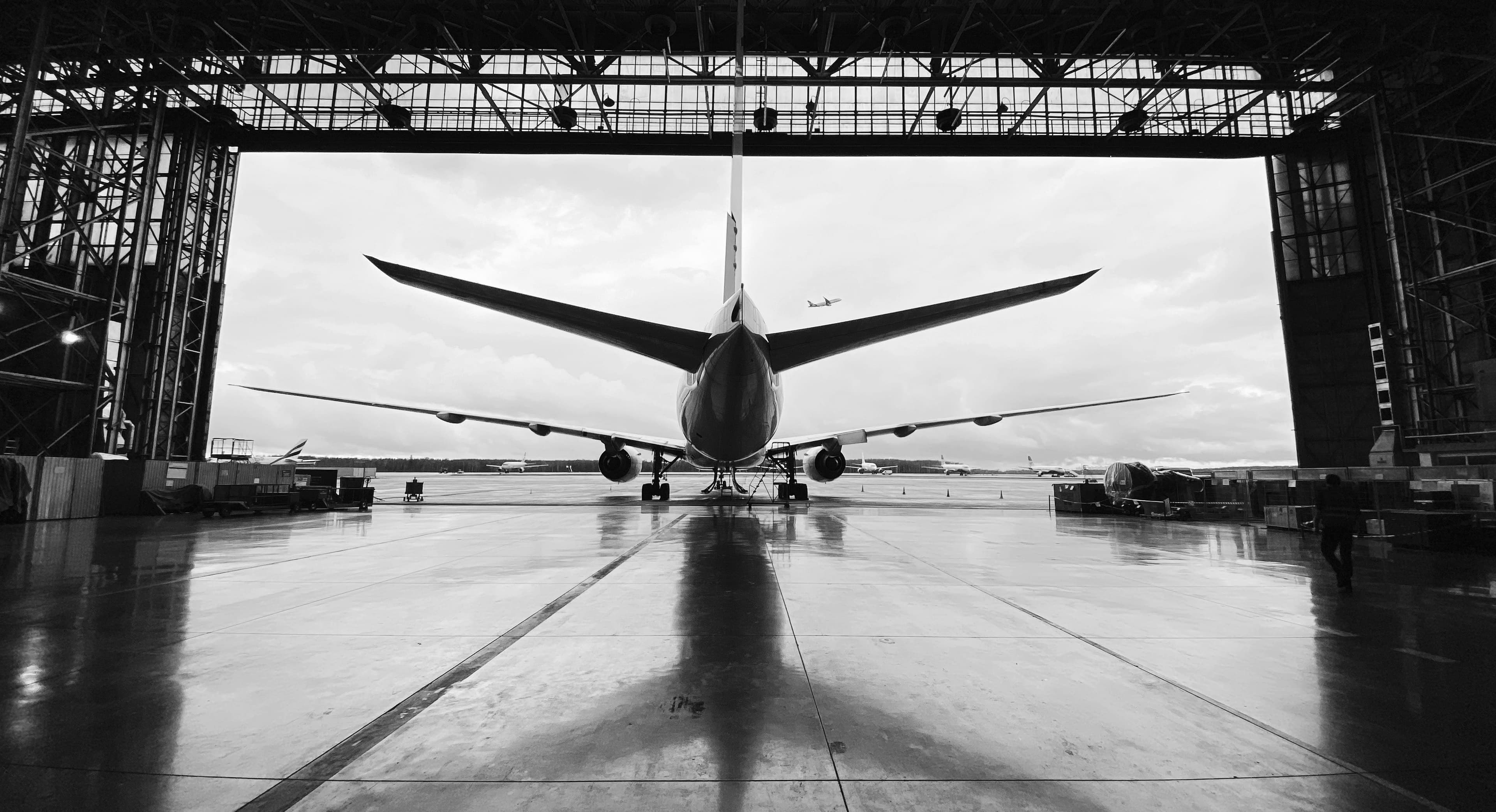 Фото хвоста самолёта. Вид сзади.